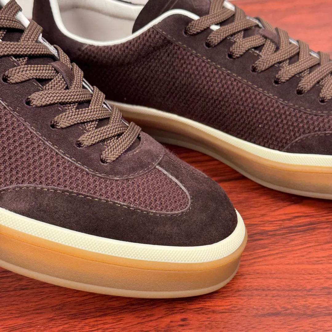 Batch 740 Loro Piana Tennis Walk men's moral training sneakers! These new textured leather tennis shoes feature an ultra-low-top design for year-round wear and are water-resistant. The wrapped sole creates an effortlessly attractive color combination that harmoniously blends functionality with understated style. The ideal footwear option for urban dressing. The heel is decorated with a soft calfskin tongue with Kummel color inserts and an embossed LP logo. Cotton shoelaces. Material: Upper: Gray woven stitching with cowhide accents! Sole: Rubber lining: Cow leather original rubber sole, excellent foot comfort, complete package! Size: 39-40-41-42-43-44 leather shoe size (can be customized to 38.4546) Item number: FAM1316 coffee color